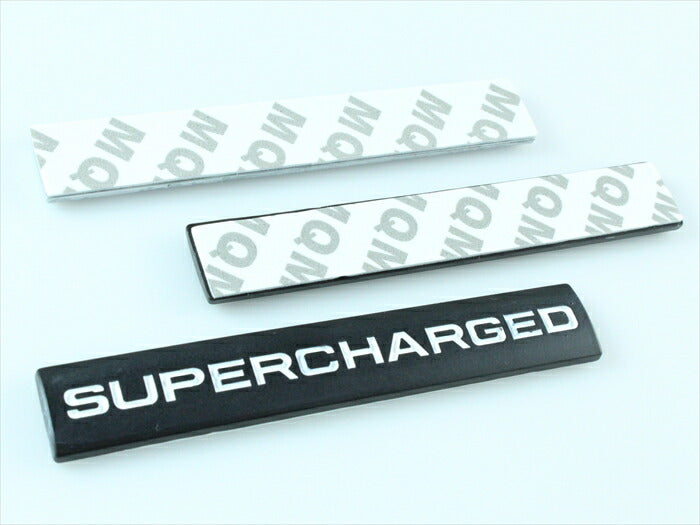 SUPERCHARGED プレート エンブレム 全3色 送料無料 メタル製 金属製 スーパージャージド スーパーチャージャー ステッカー シール 外装【カー用品のお店BeeTech】車用品 カーアクセサリー おしゃれ 女性 男性 人気 カーアクセ 小物